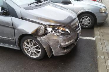 Pkw kracht in Bäckerei. 