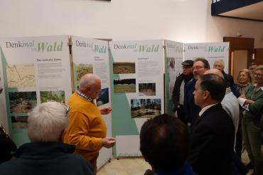 Eröffnung der Ausstellung Denkmal im Wald