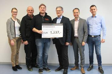 Das Bild zeigt die Spendenübergabe der Kutzschbach-Teams. 