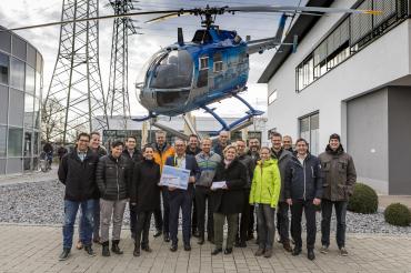 Das Bild zeigt die Spendenübergabe bei AIRBUS Helicopter. 