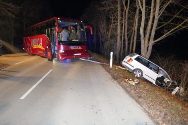 Schwerer Verkehrsunfall mit Reisebus bei Auchsesheim.