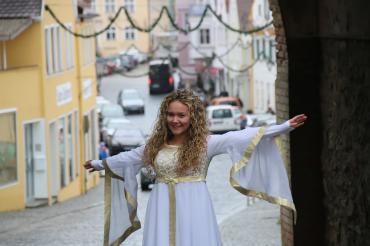 Das Bild zeigt Nina Müller als das Wemdinger Christkind. 