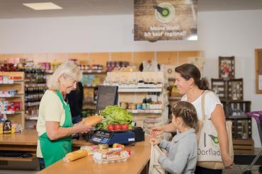 Man sieht einen Dorfladen in Huisheim, der regionale Produkte anbietet.