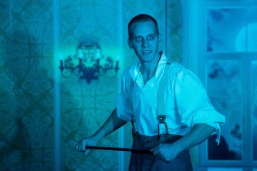 Das Bild zeigt Mr Bradshaw in einer Irrenanstalt. 