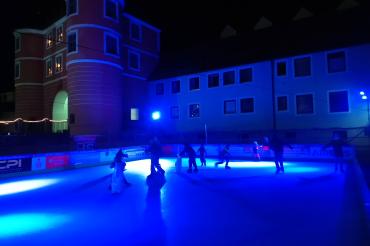 Hier sieh man die Kunsteislaufbahn über der kleinen Wörnitz in Donauwörth.