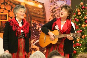 Das Bild zeigt zwei singende Frauen. 