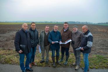 Das Bild zeigt die Leute bei dem Ortstermin an der Ausgleichsfläche. 