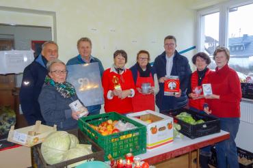Das Bild zeigt Johann Sailer beim Besuch der Tafel Asbach-Bäumenheim. 