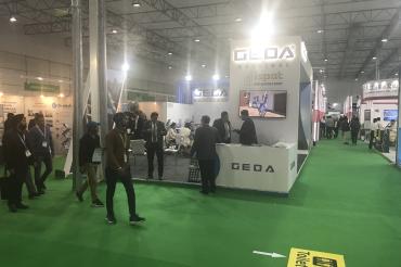 Das Bild zeigt den Messestand von GEDA in Indien. 