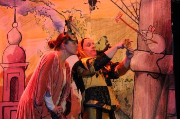 Das Bild zeigt Kerstin Egerer und Sepp Egerer in der Theateraufführung "Narretanien". 