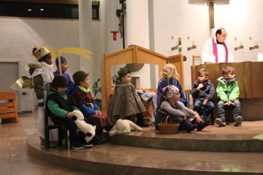 Das Bild zeigt die Kinder beim Krippenspiel. 