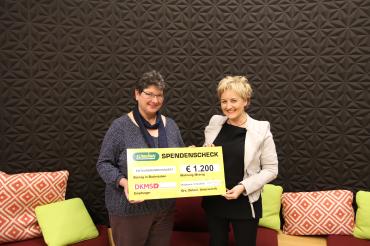 Das Bild zeigt Brigitte Lehenberger von der DKMS und Geschäftsführerin Rosa Unsinn. 