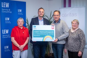 Das Bild zeigt die Übergabe des Spendenchecks bei der Carita-Sozialstation. 