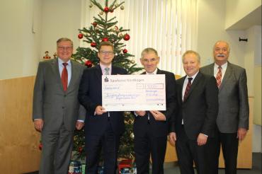 Das Bild zeigt die Spende der Sparkasse Nördlingen. 