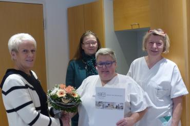 Das Bild zeigt Heimleitung Elisabeth Oestringer, Pflegedienstleitung Gabriele Huber, Sonja Wurm-Blesak und Stv. Pflegedienstleitung Hedwig Krauß.