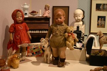 Hier sieht man die Sammlung Tiny Riemersma im Käthe-Kruse-Puppen-Museum.