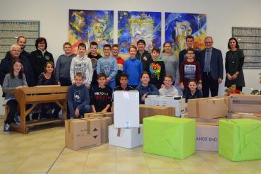 Das Bild zeigt die Schüler der staatlichen Realschule Rain bei der Paketübergabe. 