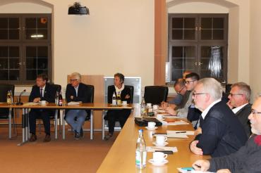 Das Bild zeigt Landrat Stefan Rößle bei der Begrüßung der Teilnehmer des Dorfladennetzwerkes.