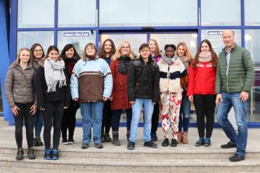 Das Bild zeigt den Job-Tausch-Tag zwischen der Firma Eisen-Fischer und der Lebenshilfe Donau-Ries.