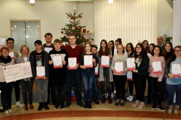 Auf dem Bild sind alle Siegerteams des Planspiel Börse mit Lehrern sowie der Vorstandsvorsitzende der Sparkasse Nördlingen Wolfgang Winter und Planspiel-Börse-Betreuer und Vermögensberater der SPK Nördlingen Fabian Hering zu sehen.