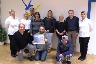 Das Bild zeigt die Spendenübergabe in Huisheim. 