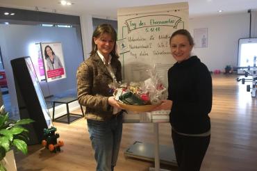 Auf diesem Bild sieht man links Susanne Schaffer (Nördlinger Nachbarschaftshilfe e.V.) und rechts Claudia Steppich (Mrs Sporty) beim Tag des Ehrenamtes.