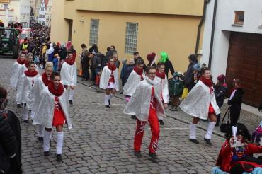 Das Bild zeigt eine Garde auf einem Faschingsumzug. 