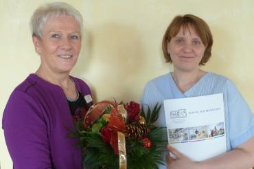 Auf diesem Bild sieht man die Heimatleitung Elisabeth Oestringer, die Frau Brigitta Streitweiser zur erfolgreich abgeschlossenen Weiterbildung zur Pflegedienstleistung, gratulierte.