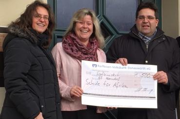 Das Bild zeigt die Spendenübergabe des Jugendchors Cantiamo. 