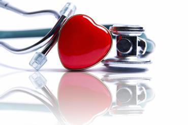 Das Bild zeigt ein Stethoskop Herzskulptur