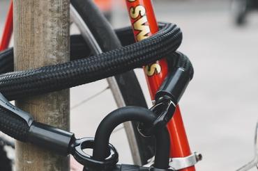 Das Bild zeigt ein Schloss eines Fahrrades. 