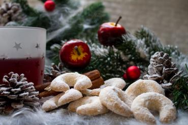 Zu sehen ist Glühwein, Plätzchen und Weihnachtsdeko