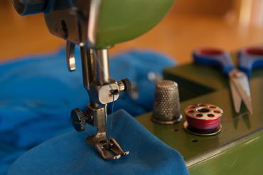 Auf dem Bild ist eine Nähmaschine zu sehen. 