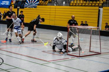 Das Bild zeigt Floorballspieler während des Spiels. 