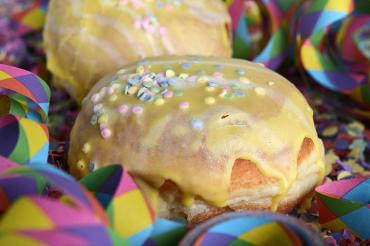 Das Bild zeigt einen Faschingskrapfen. 