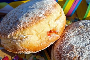 Das Bild zeigt einen Faschingskrapfen. 