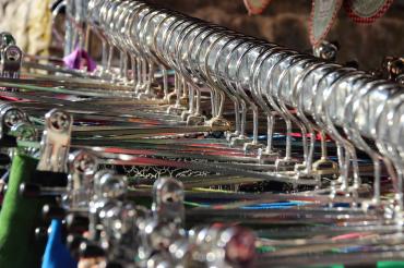 aufgehangene Alte Klamotten 