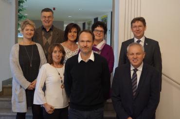 Auf diesem Bild sieht man die Dienstjubilare des Landratsamt Donau-Ries bei einer Ehrung vom Landrat Stefan Rößle.