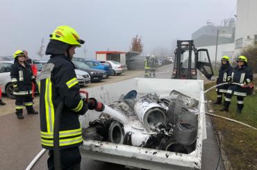 Auf dem Bild zu sehen ist ein Feuerwehrmann der löscht. 