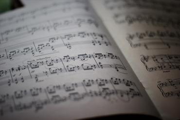 Auf dem Bild sind Musiknoten zu sehen in einem Buch