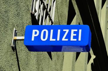 Das Bild zeigt ein Schild von der Polizei. 