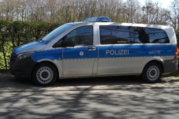 Das Bild zeigt einen Polizeiwagen. 