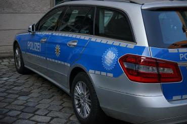 Auf dem Bild ist ein Polizeiauto zu sehen. 