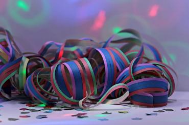 Das Bild zeigt Konfetti Schlangen. 