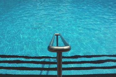 Das Bild zeigt ein Schwimmbad. 