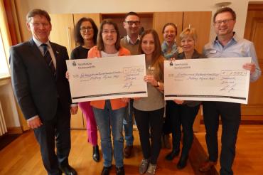 Mitarbeiter spenden für Schule in Afrika (002)