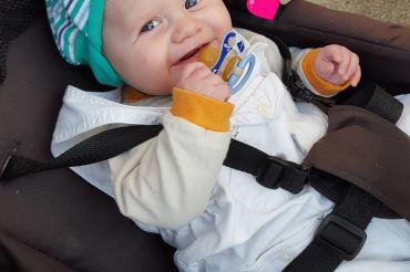 Julian im Kinderwagen