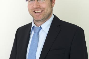 Chefarzt Dr. Karel Frasch - mit Sakko - 3