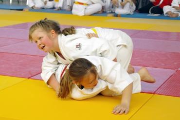 Lena Wolfshöfer versucht zum Haltegriff zu kommen