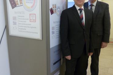 Bürgermeister Georg Vellinger, Vorsitzender der Verwaltungsgemeinschaft Monheim, und Bürgermeister der Stadt Monheim, Günther Pfefferer, vor dem neuen Passbildautomaten